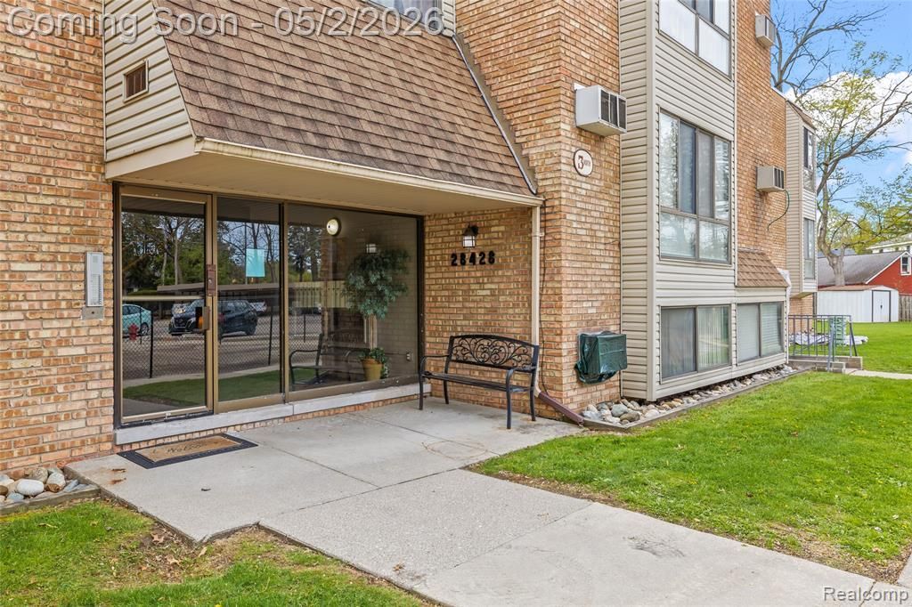 28428 W 8 Mile Road, Farmington Hills, MI 48336 Main Photo