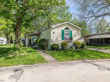 9 Overland Drive, Olmsted Twp, OH 44138