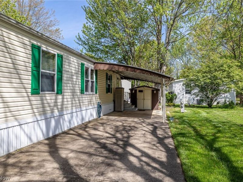 9 Overland Drive, Olmsted Township, OH 44138 Photo 3