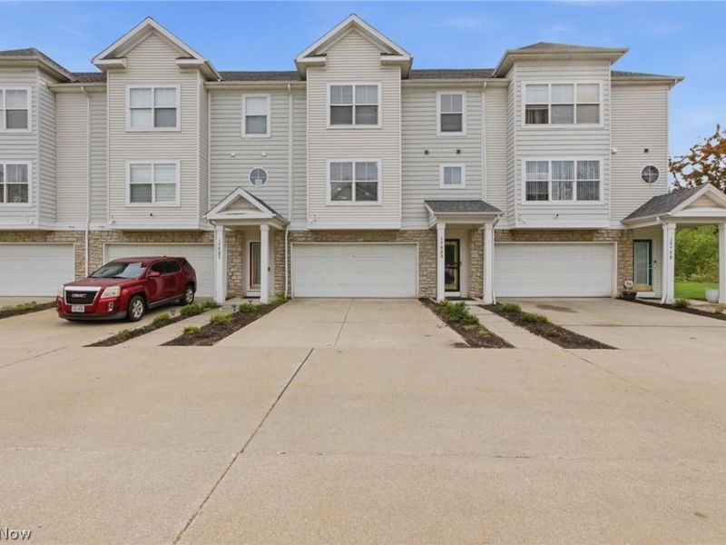 17583 Wildwood Lane, Cleveland, OH 44119 Photo 2