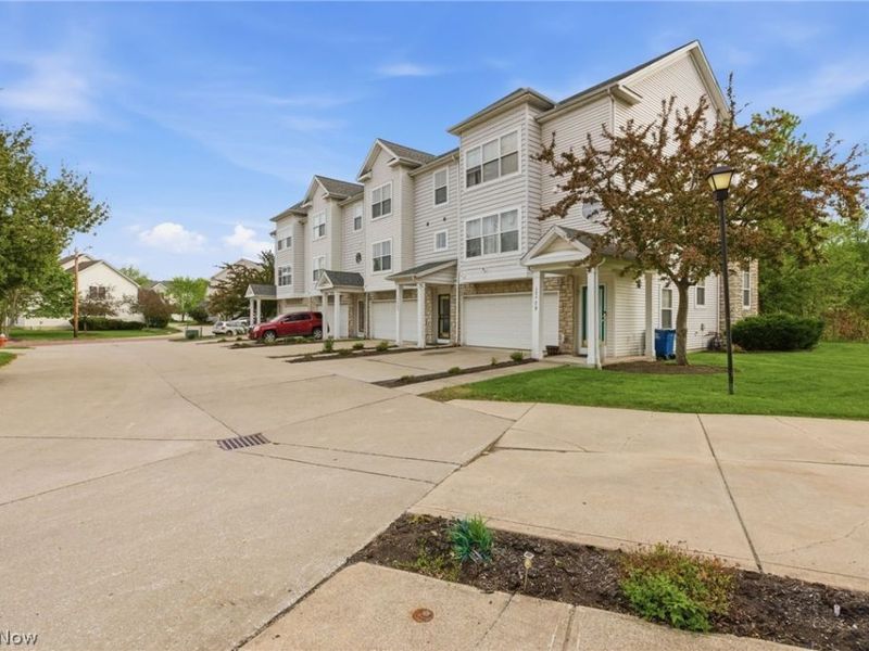 17583 Wildwood Lane, Cleveland, OH 44119 Photo 3