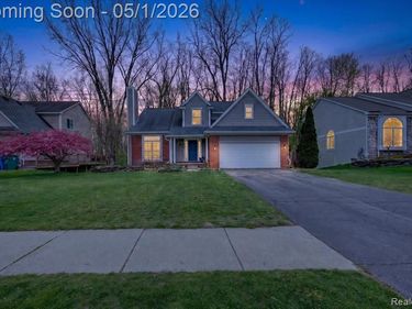 4450 Commerce Woods Drive, Commerce Twp, MI 48382
