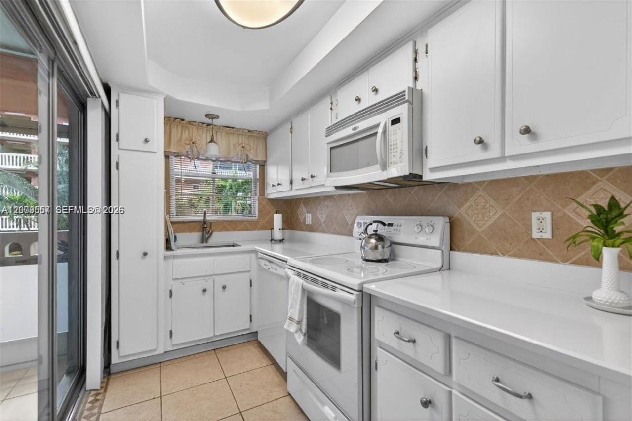 180 NE 12th Ave , Unit 15B, Hallandale Beach, FL 33009 Photo