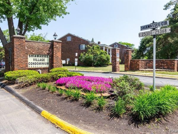 25316 Shiawassee Circle , Southfield, MI 48033