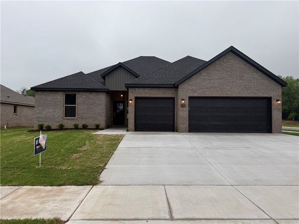 2106 N Dagan Street , Siloam Springs, AR 72761