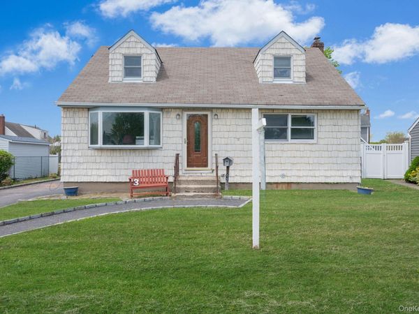 3 Layton Avenue, Hicksville, NY 11801