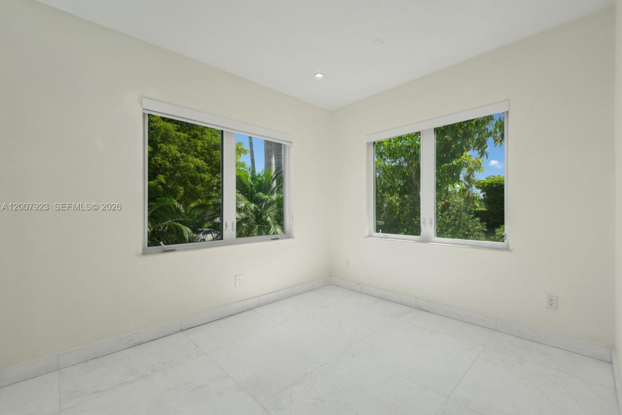 1090 NE 84th St, Miami, FL 33138 Photo