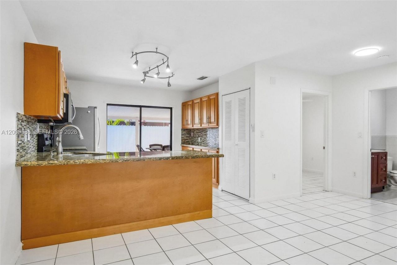 11649 NW 91st Ave, Hialeah Gardens, FL 33018 Photo