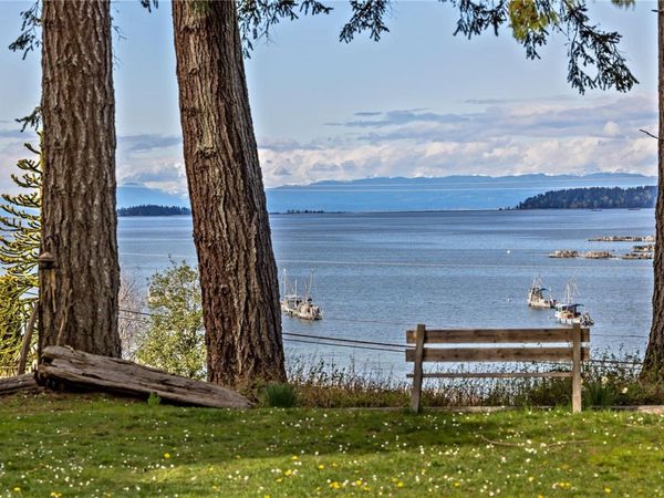 6249/6259 Island Hwy S, Union Bay, BC V0R 3B0