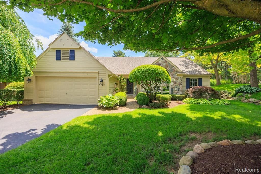 4791 Roundtree Drive, Genoa Township, MI 48116 Main Photo