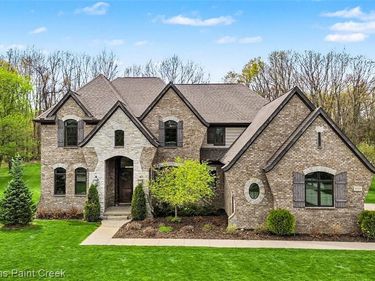 8135 Pine Knob Meadows Drive, Clarkston, MI 48348