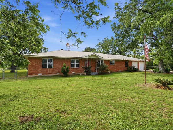 106 County Road 6611, Devine, TX 78016