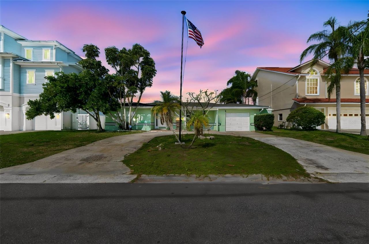 300 Driftwood Drive W, Palm Harbor, FL 34683 Main Photo