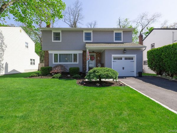5 Regina Court , Huntington Station, NY 11746