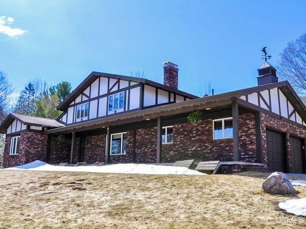 1005 11th Avenue, Houghton, MI 49931