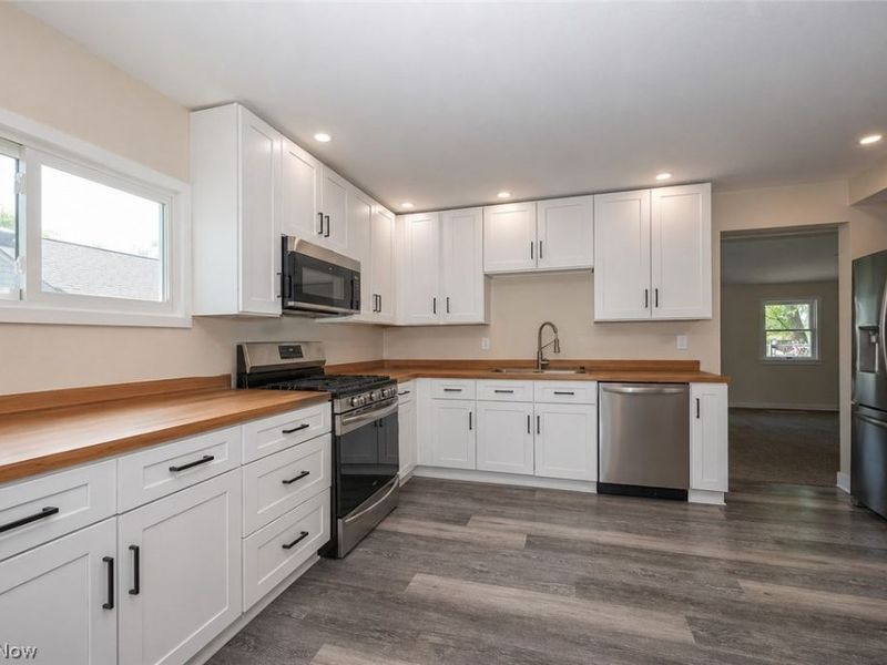 2337 Bel Aire Lane, Poland, OH 44514 Photo 3