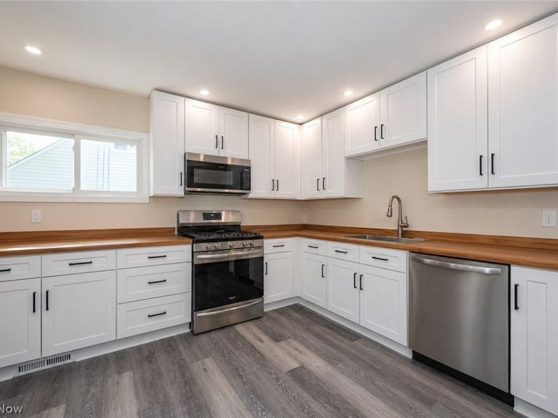 2337 Bel Aire Lane, Poland, OH 44514 Photo 4