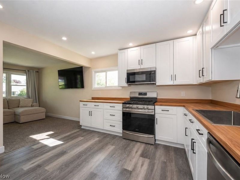 2337 Bel Aire Lane, Poland, OH 44514 Photo 5