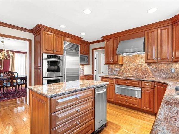 2 Liberty Ln, Lynnfield, MA 01940