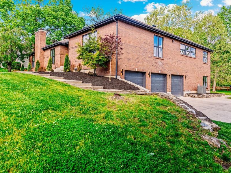 5960 Eaglet Drive, West Chester, OH 45069 Photo 2