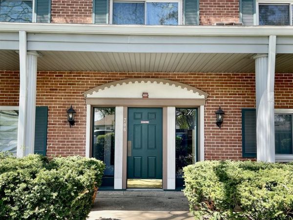 706 E Algonquin Road E, Unit 204, Arlington Heights, IL 60005