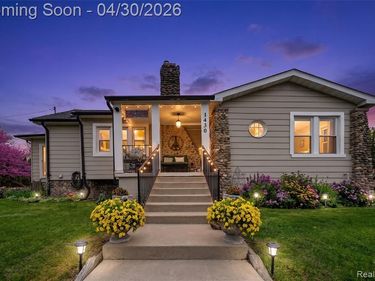 1430 Benvenue Street, Sylvan Lake, MI 48320
