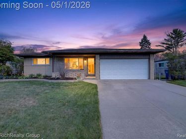 30320 Woodhouse Drive, Warren, MI 48092