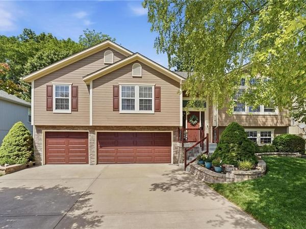 516 NE Topaz Drive, Lee's Summit, MO 64086