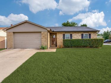 6900 Sandstone Court, Fort Worth, TX 76120