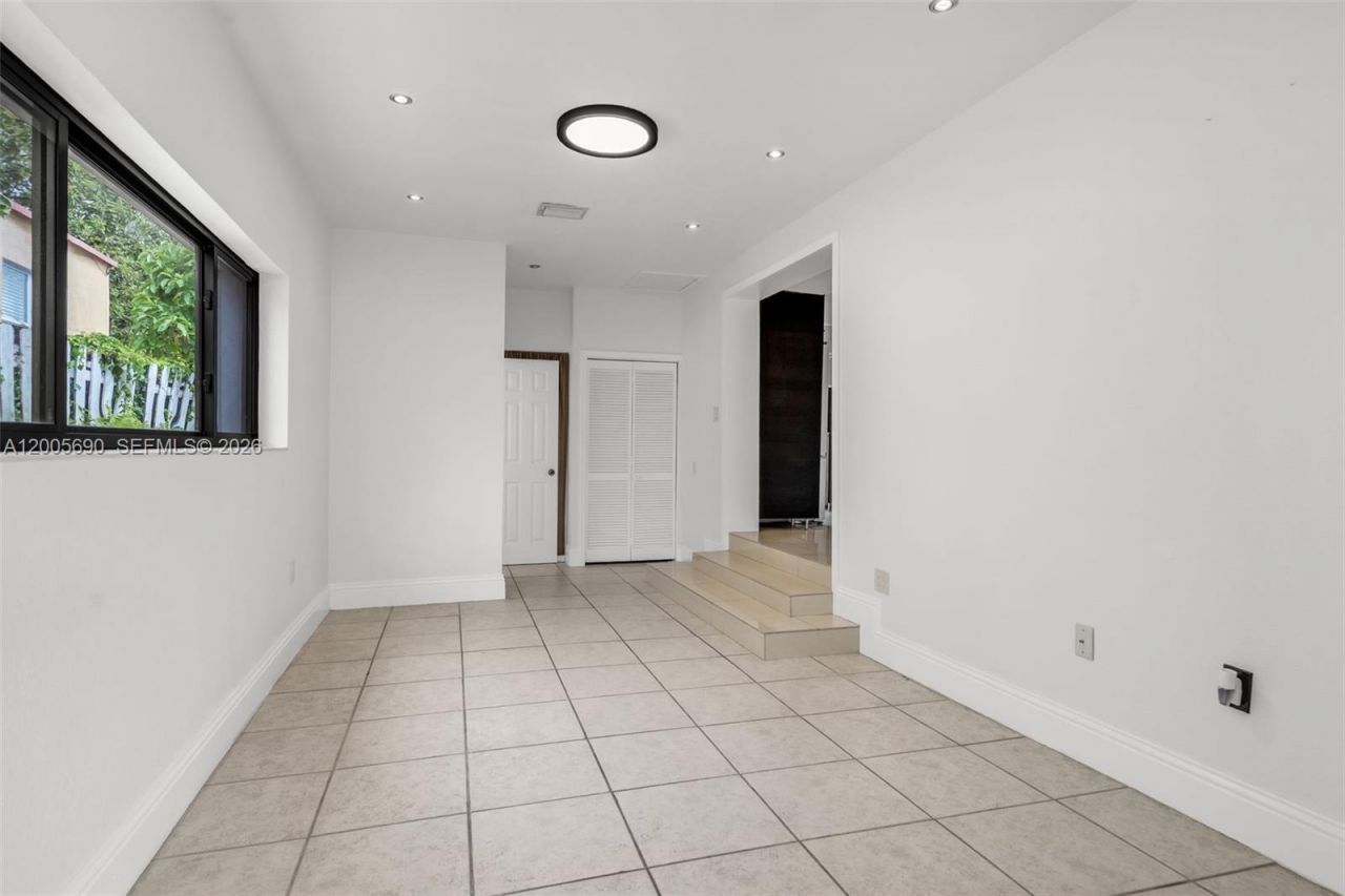 944 SW 10th Avenue , Miami, FL 33130 Photo
