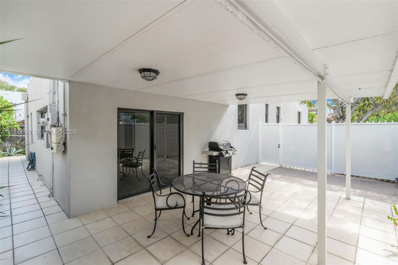 944 SW 10th Avenue , Miami, FL 33130 Photo