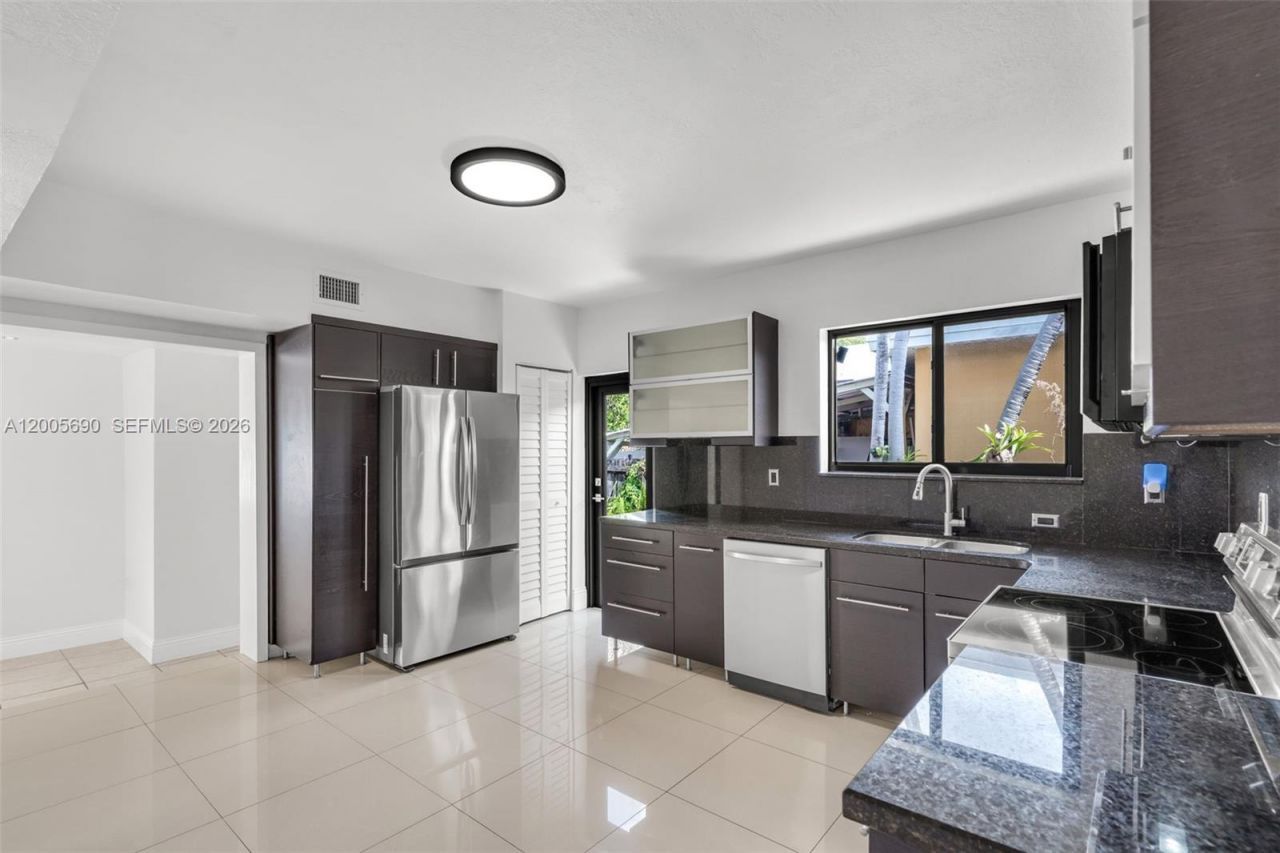 944 SW 10th Avenue , Miami, FL 33130 Photo