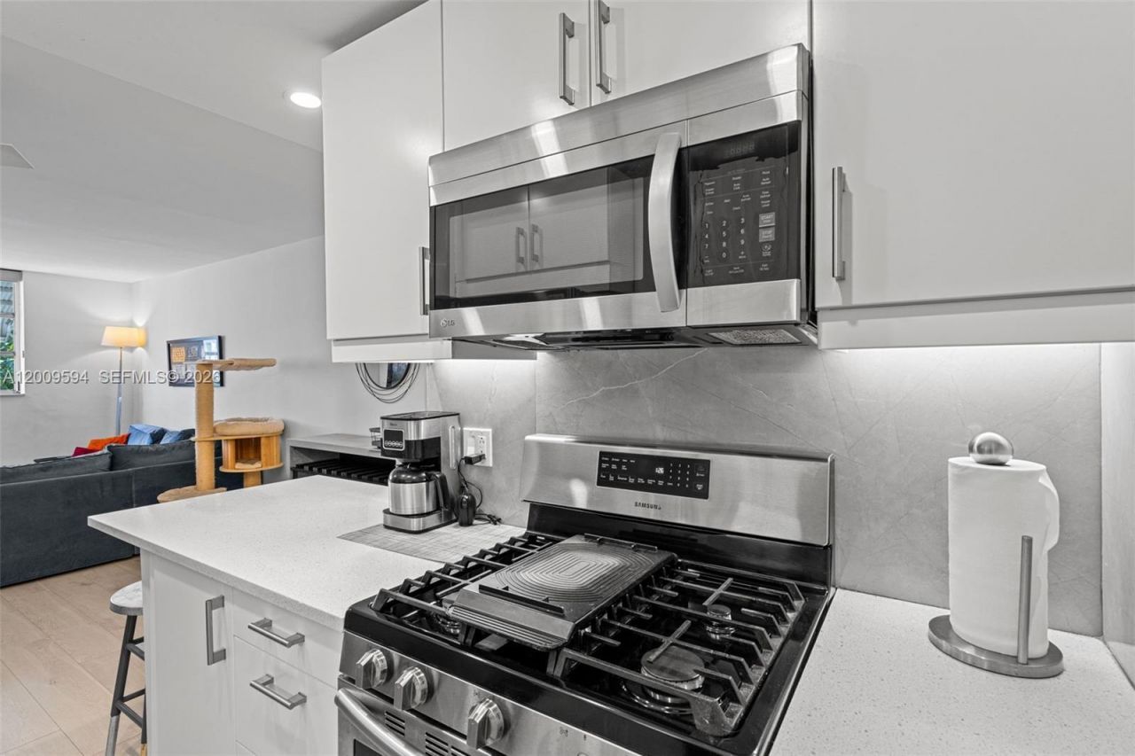 915 Jefferson Ave , Unit 2E, Miami Beach, FL 33139 Photo