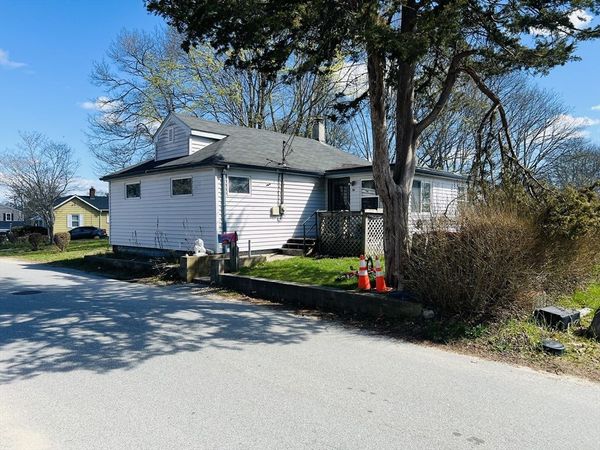 19 Oakdale St, Wareham, MA 02571