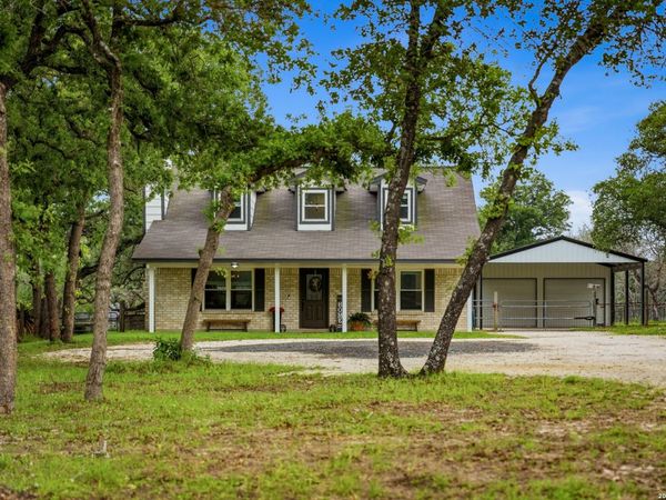 206 S Palo Alto Drive, Floresville, TX 78114