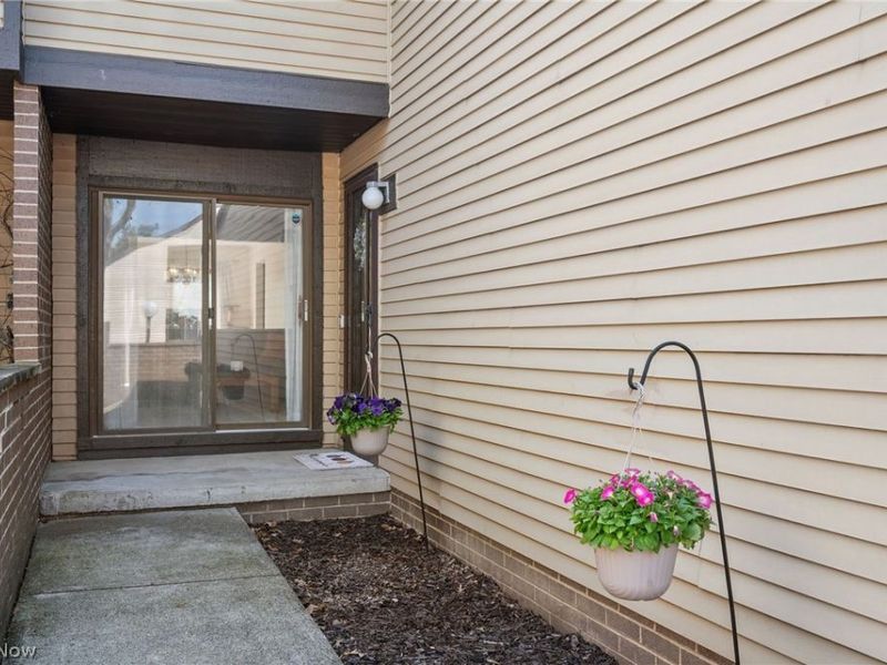 4442 Habersham Lane S, Richmond Heights, OH 44143 Photo 2