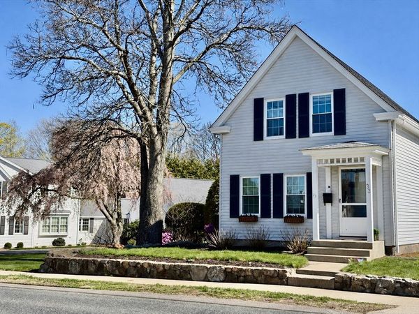 33 Pleasant St, Hopkinton, MA 01748