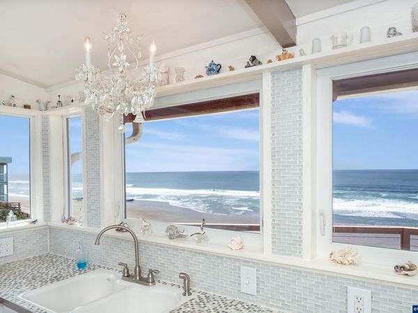 1923 NW Harbor Av, Lincoln City, OR 97367