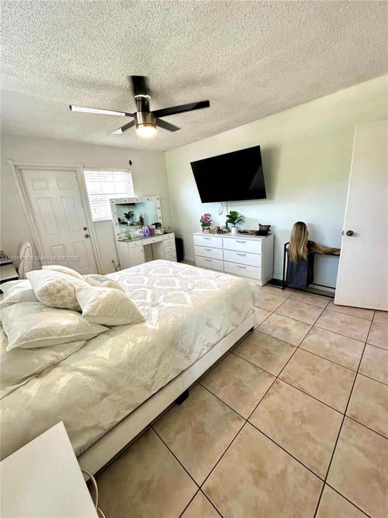 21000 NE 26th Ave , Miami, FL 33180 Photo
