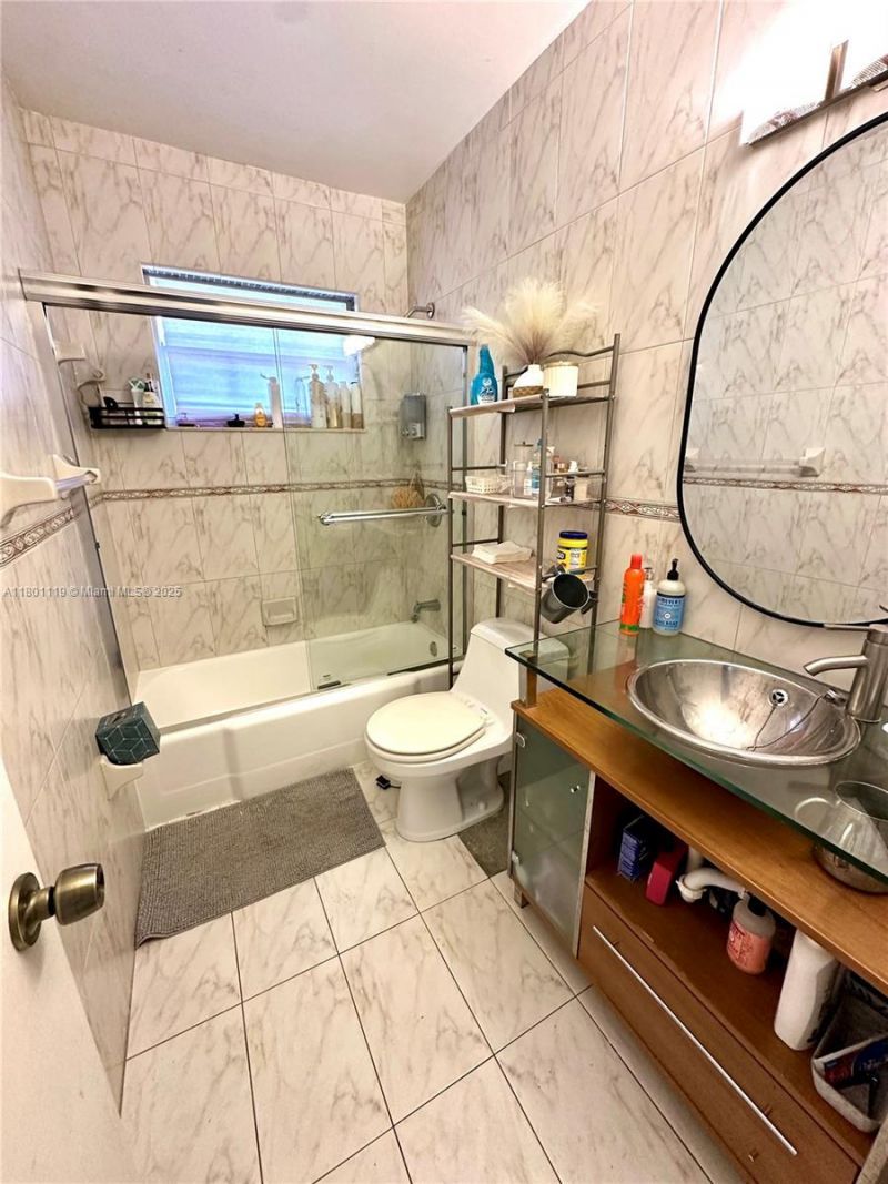 21000 NE 26th Ave , Miami, FL 33180 Photo