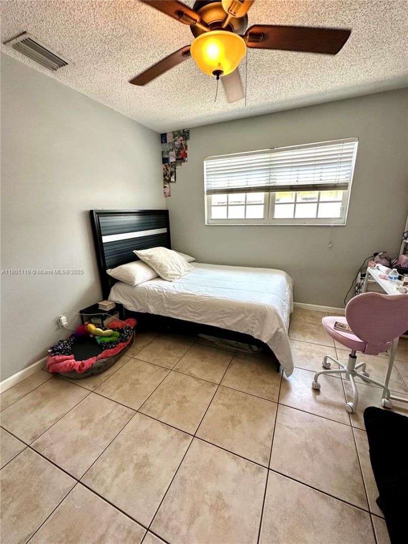 21000 NE 26th Ave , Miami, FL 33180 Photo