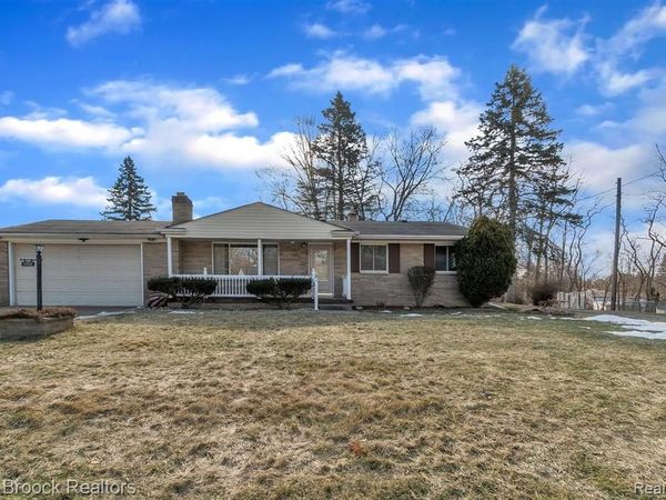 1102 DAVENPORT Drive, Burton, MI 48529