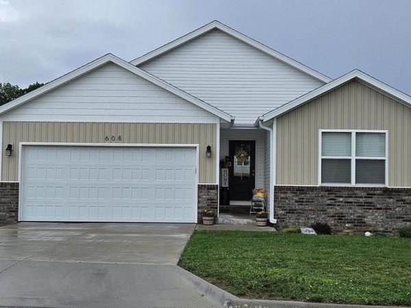 608 N Cheyenne Valley Road , Nixa, MO 65714