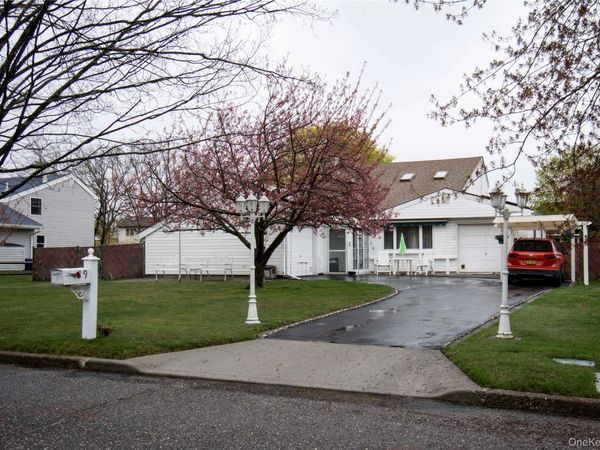 39 Narragansett Avenue, Medford, NY 11763