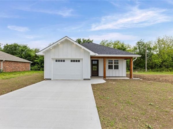 504 McGuire Drive, Iola, KS 66749