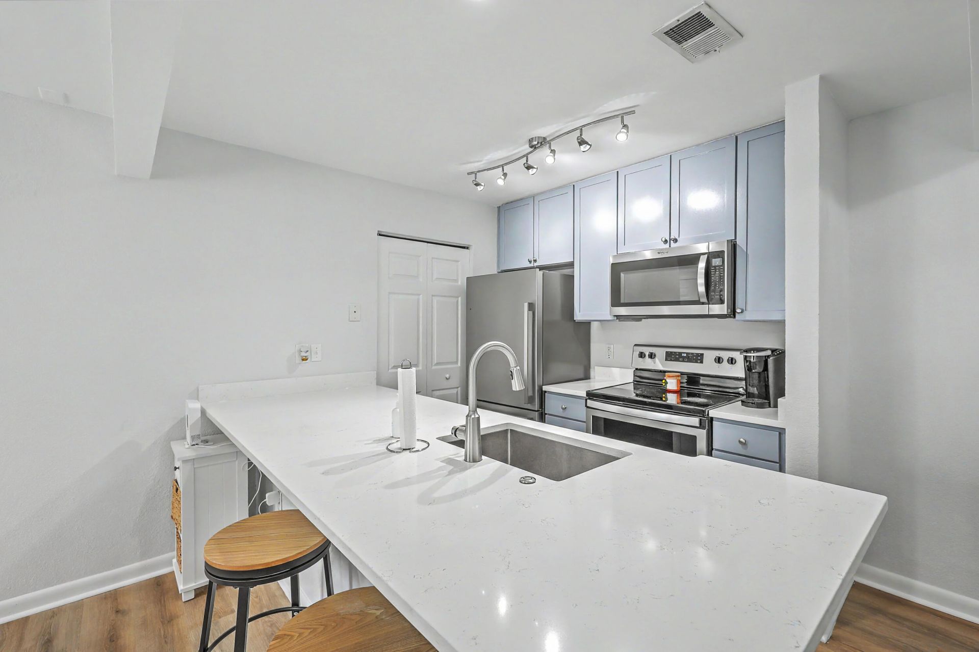 271 Alexandra Drive Photo 11