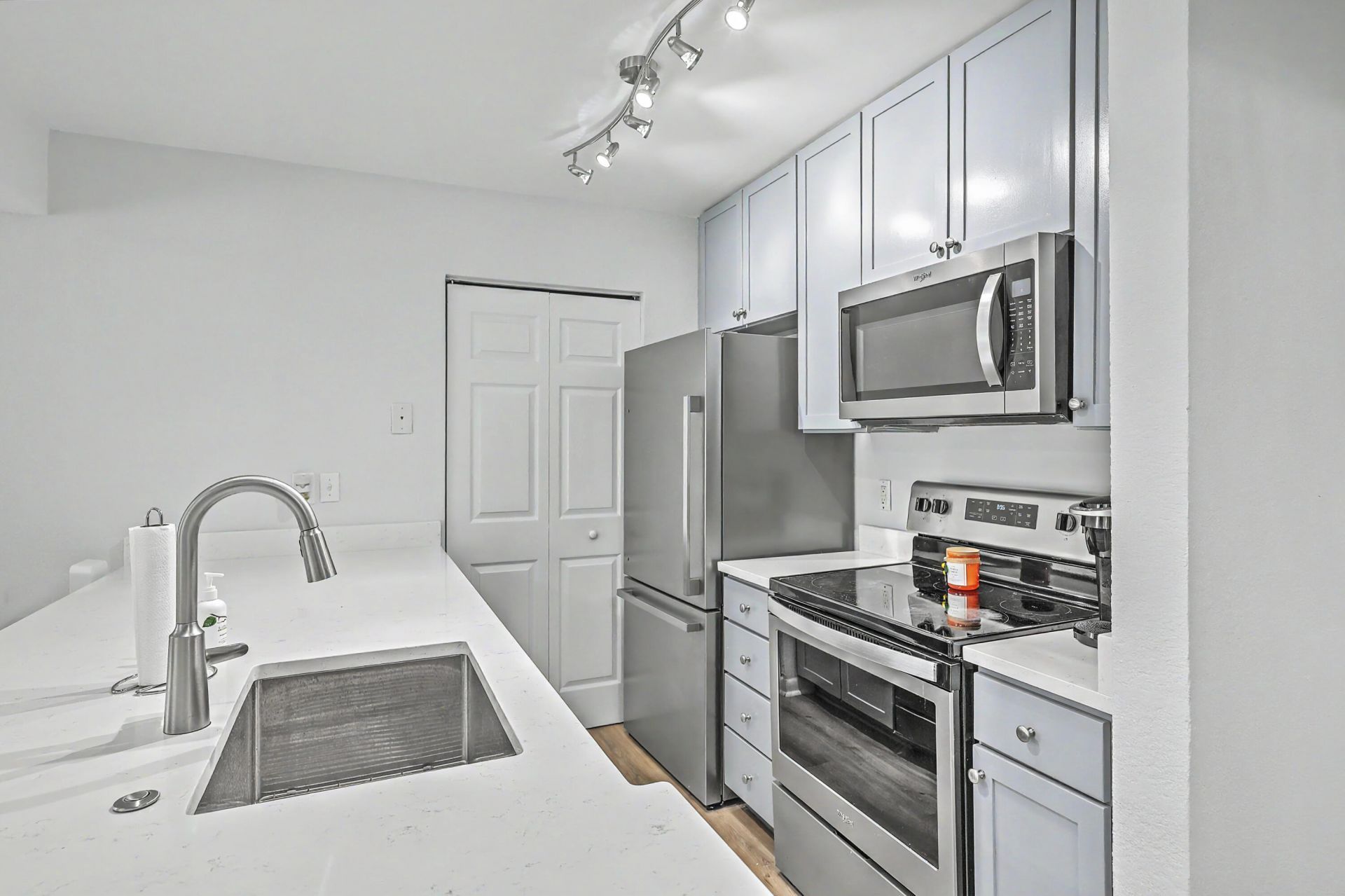 271 Alexandra Drive Photo 13