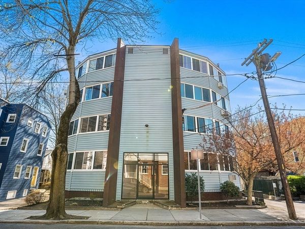 516 Green St, Unit 4B, Cambridge, MA 02139