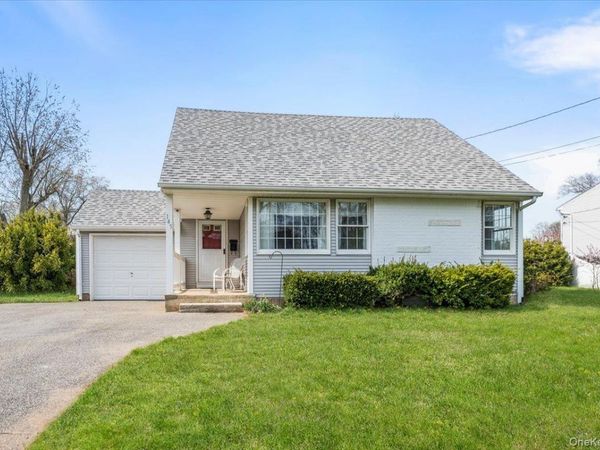 145 Raleigh Lane , West Islip, NY 11795