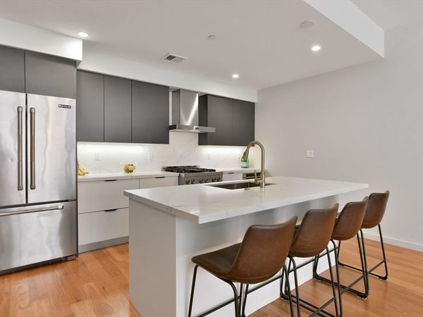 531-533 E 2nd St, Unit 201, Boston, MA 02127
